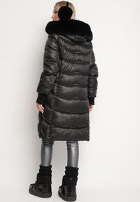 Born2be - Czarna Pikowana Kurtka Płaszcz za Kolano z Kapturem i Futerkiem Naelora. Okazja: na spacer, na co dzień. Typ kołnierza: kaptur. Kolor: czarny. Materiał: futro. Styl: casual, klasyczny #3