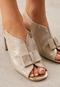 Born2be - Złote Skórzane Sandały na Słupku Zdobione Metalicznym Połyskiem i Kokardą Carilsyss. Okazja: do pracy, na co dzień, na spotkanie biznesowe. Kolor: złoty. Materiał: skóra. Wzór: aplikacja. Obcas: na słupku. Styl: elegancki, biznesowy, casual. Wysokość obcasa: średni #9