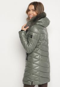 Born2be - Zielona Pikowana Kurtka o Taliowanym Kroju z Kapturem z Futerkiem Naleanna. Okazja: na co dzień. Typ kołnierza: kaptur. Kolor: zielony. Materiał: futro. Styl: casual #6