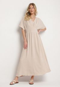 Born2be - Jasnobeżowa Rozkloszowana Sukienka z Gumką w Talii i Dekoltem w Serek Iffara. Okazja: na co dzień, na spotkanie biznesowe, do pracy. Typ kołnierza: dekolt w serek. Kolor: beżowy. Styl: biznesowy, casual #1