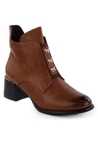 Botki damskie z kokardkami na klocku camel M.Daszyński 2481. Materiał: skóra ekologiczna. Styl: elegancki