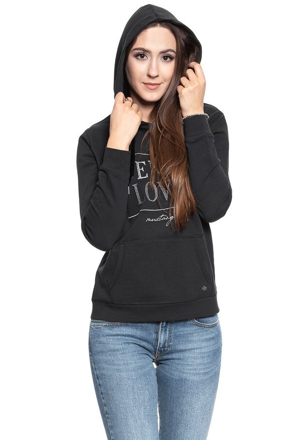 Mustang - BLUZA MUSTANG Bella H Structure CAVIAR 1008434 4132. Okazja: na co dzień, na randkę. Typ kołnierza: kaptur. Materiał: denim, dresówka, dzianina, jeans, welur, bawełna. Wzór: napisy, aplikacja. Sezon: lato. Styl: casual, retro, elegancki