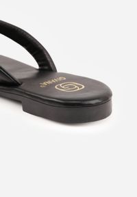 Born2be - Czarne Klapki Japonki z Imitacji Skóry na Płaskiej Podeszwie w Klasycznym Stylu Evadise. Okazja: na co dzień. Kolor: czarny. Materiał: skóra. Sezon: wiosna, lato. Obcas: na płaskiej podeszwie. Styl: klasyczny #9