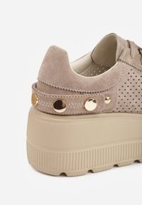 Born2be - Ciemnobeżowe Skórzane Sneakersy na Platformie i Koturnie Zdobione Perforacją Peniesh. Okazja: na co dzień. Kolor: beżowy. Materiał: skóra. Wzór: aplikacja. Obcas: na koturnie #9
