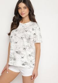 Born2be - Biały T-shirt Bawełniany w Print w Motylki Tenorea. Kolor: biały. Materiał: bawełna. Wzór: nadruk. Styl: klasyczny #6