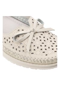 Półbuty damskie Vinceza, cholewka ze skóry naturalnej licowej z ażurową perforacją wsuwany fason z ozdobną kokardą, beżowe, 95390. Okazja: na co dzień. Kolor: beżowy. Materiał: skóra. Szerokość cholewki: normalna. Wzór: ażurowy. Sezon: wiosna, lato. Styl: elegancki, casual #7