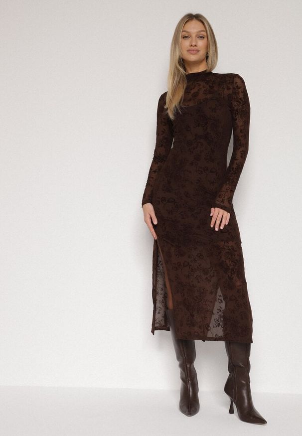 Born2be - Brązowa Dopasowana Sukienka z Dodatkiem Wiskozy i Welurowymi Kwiatami Vetielle. Okazja: na co dzień. Kolor: brązowy. Materiał: welur, wiskoza. Długość rękawa: na ramiączkach. Wzór: kwiaty. Typ sukienki: proste. Styl: klasyczny, casual, elegancki