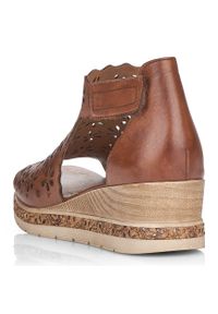 Skórzane komfortowe sandały damskie na koturnie zabudowane brązowe Remonte D3056-24. Kolor: brązowy. Materiał: materiał, skóra ekologiczna. Obcas: na koturnie #10