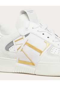 VALENTINO - Białe sneakersy ze złotym logo VL7N. Nosek buta: okrągły. Kolor: biały. Materiał: guma, tkanina. Obcas: na płaskiej podeszwie #7