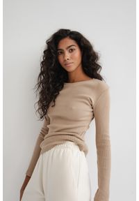 Marsala - Dopasowany top z długim rękawem z prążkowanej dzianiny w kolorze HARVEST BEIGE - MOODY-M. Kolor: beżowy. Materiał: prążkowany, dzianina. Długość rękawa: długi rękaw. Długość: długie