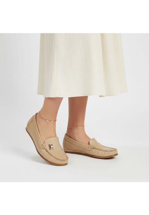 Mokasyny damskie Armodo, cholewka ze skóry naturalnej konstrukcja z dekoracyjną aplikacją miękka forma niska elastyczna podeszwa zapewniająca komfort. Okazja: na co dzień. Kolor: beżowy. Materiał: skóra. Szerokość cholewki: normalna. Wzór: aplikacja. Styl: casual, elegancki, klasyczny