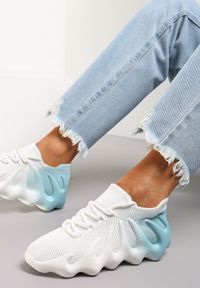 Renee - Biało-Niebieskie Sneakersy Phelladina. Nosek buta: okrągły. Zapięcie: sznurówki. Kolor: biały. Materiał: jeans. Szerokość cholewki: normalna. Wzór: aplikacja