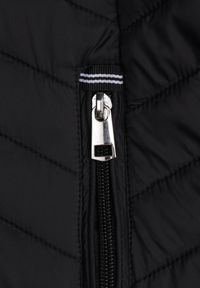 Born2be - Czarna Pikowana Kurtka Przejściowa z Ozdobną Lamówką przy Kapturze Tidorna. Okazja: na spacer, na co dzień. Kolor: czarny. Materiał: poliester, jeans. Styl: casual, elegancki #4