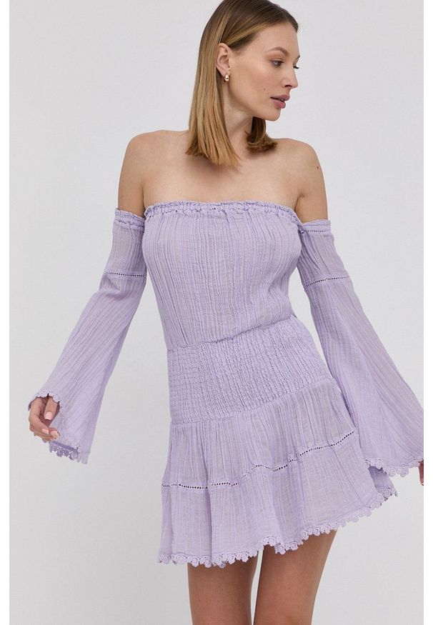 Guess sukienka kolor fioletowy mini rozkloszowana. Typ kołnierza: dekolt hiszpanka. Kolor: fioletowy. Materiał: koronka, tkanina. Długość rękawa: długi rękaw. Wzór: gładki. Typ sukienki: rozkloszowane. Długość: mini