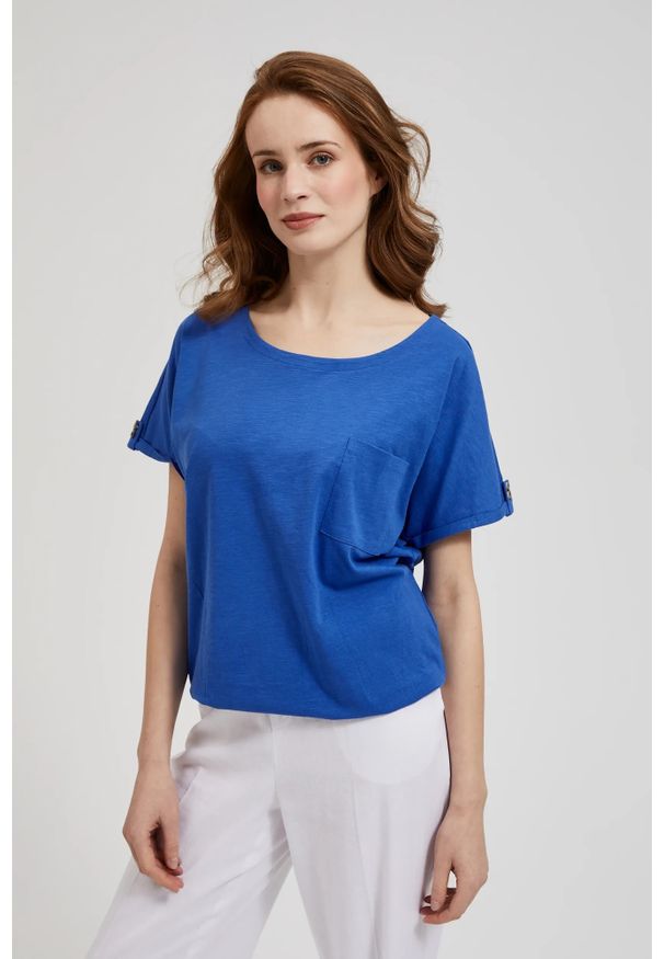 MOODO - Bluzka z kieszonką i podwijanymi rękawami niebieska. Kolor: niebieski