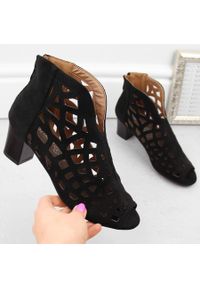 M. DASZYŃSKI Zamszowe botki damskie ażurowe open toe czarne M.Daszyński MR1954-15. Nosek buta: otwarty. Kolor: czarny. Materiał: zamsz. Wzór: ażurowy #4