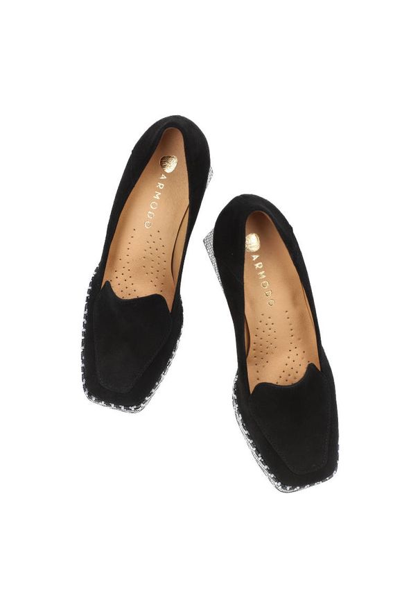 Czarne Półbuty Armodo Damskie Eleganckie Buty. Okazja: na randkę. Zapięcie: bez zapięcia. Kolor: czarny. Materiał: skóra, zamsz. Szerokość cholewki: normalna. Sezon: wiosna. Obcas: na słupku. Styl: elegancki