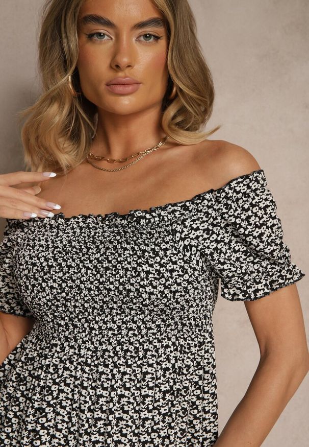 Renee - Czarna Sukienka Hiszpanka z Wiskozy z Kwiatowym Wzorem Mevandra. Okazja: na co dzień. Typ kołnierza: dekolt hiszpanka. Kolor: czarny. Materiał: wiskoza. Wzór: kwiaty. Styl: klasyczny, casual, elegancki