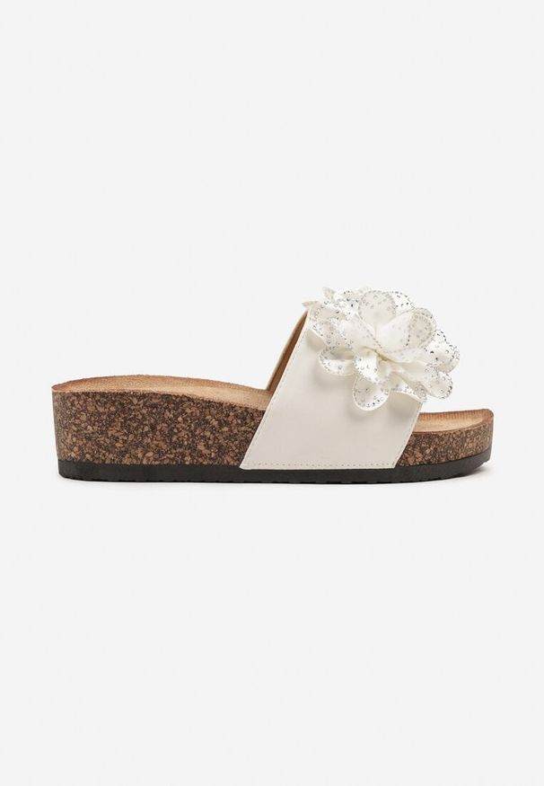 Born2be - Białe Klapki na Grubej Korkowej Podeszwie z Cyrkoniami i Kwiatami 3D Adisena. Okazja: na co dzień. Kolor: biały. Materiał: jeans. Wzór: kwiaty. Sezon: lato. Styl: elegancki, casual
