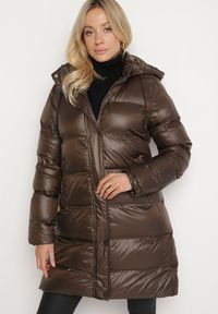 Born2be - Brązowa Pikowana Kurtka o Długim Kroju z Kapturem Kieszeniami i Dwustronnym Suwakiem Sanarose. Okazja: na spacer, na co dzień. Typ kołnierza: kaptur. Kolor: brązowy. Materiał: dzianina, jeans. Długość: długie. Wzór: aplikacja. Styl: casual, elegancki #4