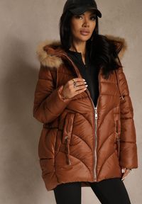 Renee - Brązowa Trapezowa Kurtka z Pikowanymi Przeszyciami i Kapturem z Odpinanym Futrem Deoiala. Okazja: na co dzień. Kolor: brązowy. Materiał: futro. Długość rękawa: długi rękaw. Długość: długie. Styl: elegancki, casual, wizytowy #1