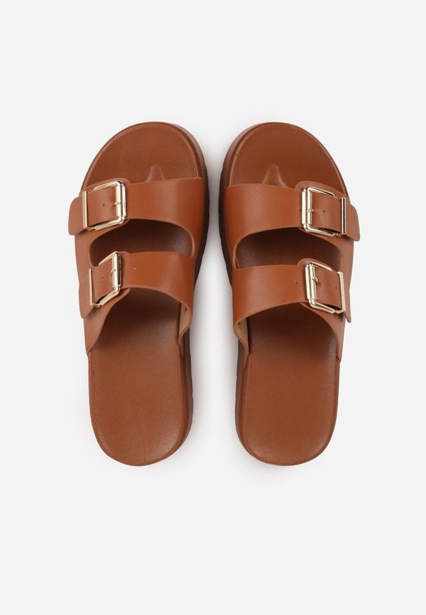 Renee - Brązowe Klapki na Platformie Ozdobione Metalicznymi Klamrami Galisiphe. Kolor: brązowy. Wzór: aplikacja. Sezon: wiosna, lato. Obcas: na platformie