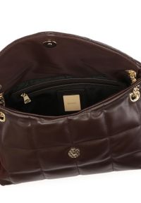 Kazar - Brązowa pikowana torebka zdobiona monogramem. Kolor: brązowy. Wzór: aplikacja. Materiał: skórzane. Rodzaj torebki: na ramię #5