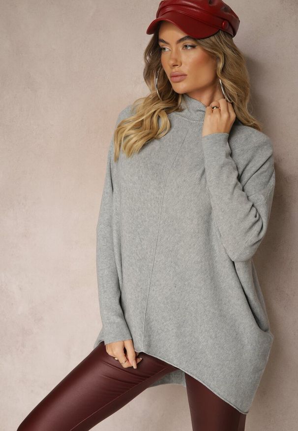 Renee - Szary Sweter Nietoperz z Dłuższym Tyłem i Półgolfem Vitirae. Okazja: na co dzień. Kolor: szary. Materiał: jeans. Długość: długie. Styl: elegancki, casual