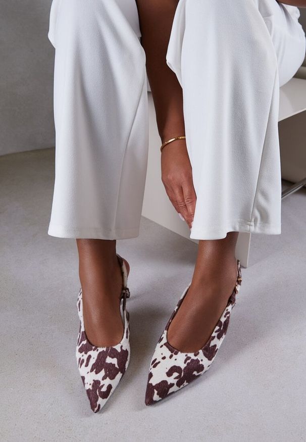 Renee - Brązowe Sandały Vices w Krowie Łaty na Szpilce Slingback Raleira. Okazja: na imprezę, na co dzień, na spacer. Nosek buta: szpiczasty. Zapięcie: sprzączka. Kolor: brązowy. Materiał: jeans, lakier. Obcas: na szpilce. Styl: klasyczny, casual. Wysokość obcasa: średni