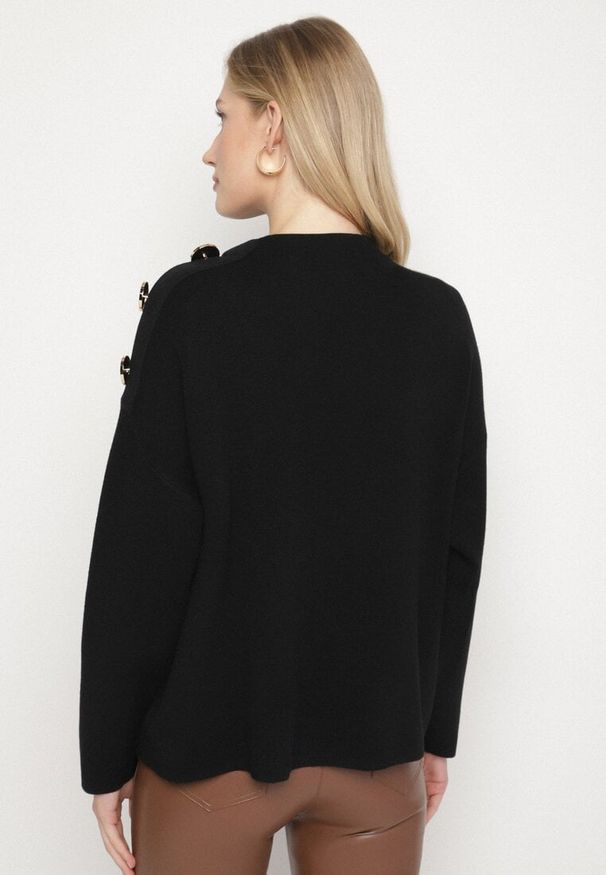 Born2be - Czarny Sweter Ozdobiony Metalicznymi Guzikami Amentia. Typ kołnierza: golf. Kolor: czarny. Materiał: jeans. Wzór: aplikacja. Styl: klasyczny