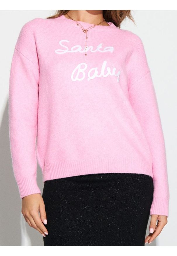 Sinsay - Świąteczny sweter z napisem "Santa Baby" z domieszką wełny - różowy. Kolor: różowy. Materiał: wełna. Wzór: napisy. Styl: wizytowy