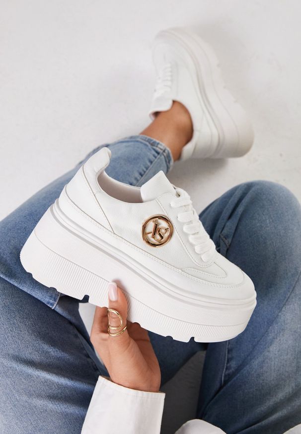 Renee - Białe Chunky Sneakersy Vices na Platformie z Okrągłym Detalem Sedvira. Okazja: na spacer. Nosek buta: okrągły. Kolor: biały. Materiał: jeans, skóra, koronka. Obcas: na platformie. Sport: turystyka piesza