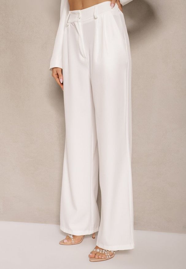 Renee - Biały Komplet o Garniturowym Kroju ze Spodniami i Marynarką z Broszką Ravkio. Kolor: biały