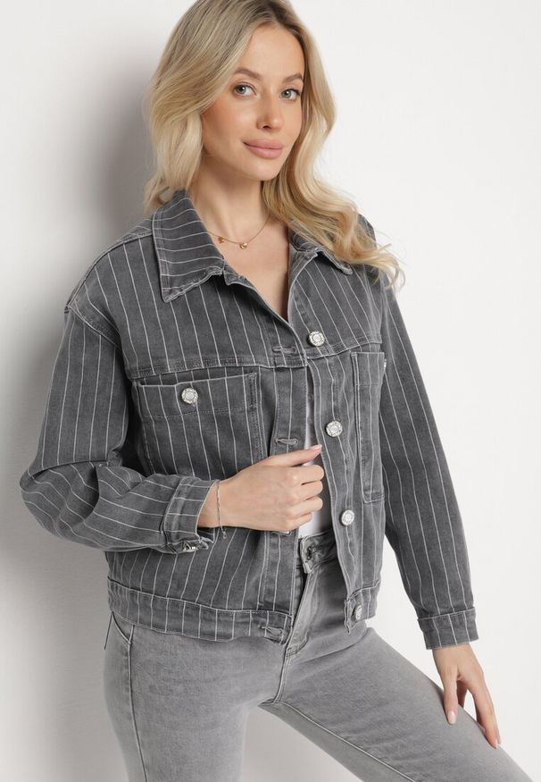 Born2be - Szara Kurtka Jeansowa w Paski z Kieszeniami Ravilune. Okazja: na co dzień, na spacer. Kolor: szary. Materiał: jeans. Długość rękawa: długi rękaw. Długość: długie. Wzór: paski. Styl: klasyczny, elegancki, casual