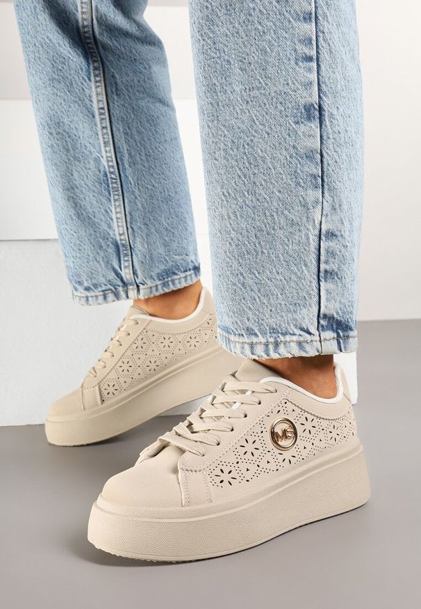 Renee - Beżowe Sneakersy na Platformie z Ażurowym Zdobieniem i Aplikacją Dalirnna. Okazja: na co dzień. Kolor: beżowy. Materiał: jeans. Wzór: aplikacja, ażurowy. Obcas: na platformie