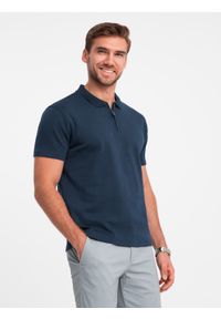 Ombre Clothing - Koszulka męska polo z zapinanym na zamek kołnierzykiem – granatowa V7. Typ kołnierza: polo. Kolor: niebieski. Materiał: dzianina, bawełna. Wzór: gładki, aplikacja. Styl: elegancki, sportowy