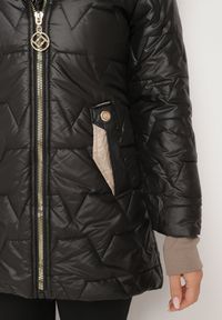 Born2be - Czarna Pikowana Kurtka z Kapturem i Rękawami ze Ściągaczami Melorisea. Okazja: do pracy, na spacer, na spotkanie biznesowe. Typ kołnierza: kaptur. Kolor: czarny. Materiał: dzianina, jeans. Styl: elegancki, biznesowy #3