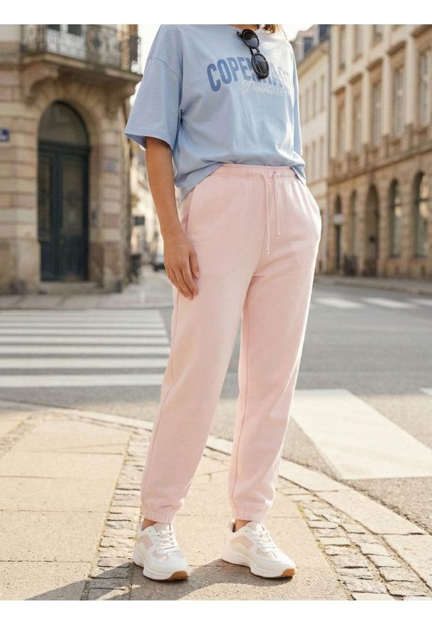 Sinsay - Spodnie dresowe jogger - różowy. Kolor: różowy. Materiał: dresówka