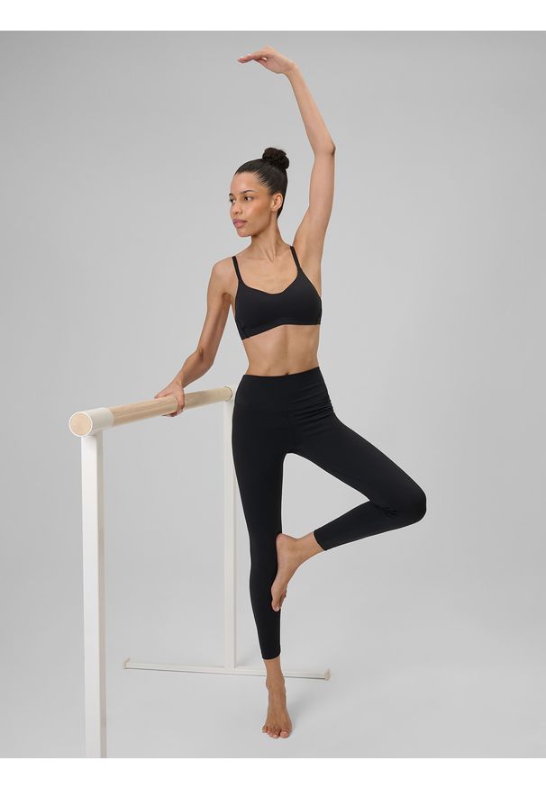 4f - 4F Legginsy do jogi szybkoschnące damskie - czarne XS. Stan: podwyższony. Kolor: czarny. Materiał: skóra, materiał. Długość: długie. Sport: joga i pilates