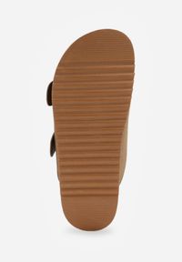 Born2be - Zielone Klapki VICES z Dwoma Paskami i Metalicznymi Klamrami Kaliniassi. Nosek buta: otwarty. Kolor: beżowy. Materiał: skóra, zamsz. Wzór: aplikacja. Sezon: lato. Obcas: na obcasie. Wysokość obcasa: niski #4