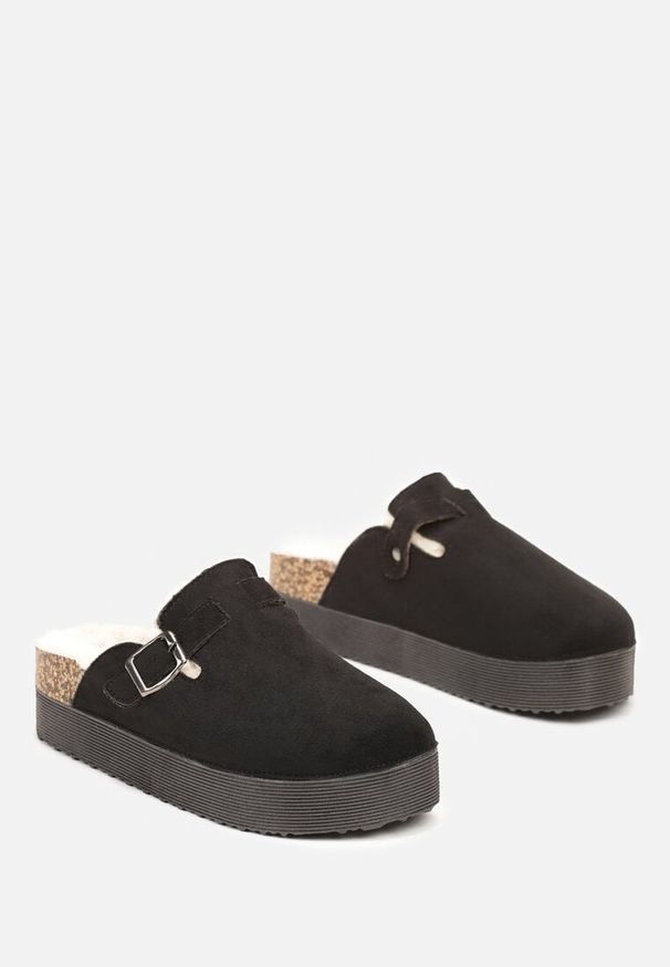 Born2be - Czarne Klapki na Grubej Podeszwie z Futerkiem i Klamrą Sinilith. Okazja: na co dzień. Kolor: czarny. Materiał: futro. Styl: elegancki, casual