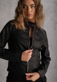 Renee - Czarna Taliowana Kurtka Ramoneska o Klasycznym Fasonie Tessana. Okazja: na randkę. Kolor: czarny. Materiał: poliester, jeans. Styl: klasyczny #8