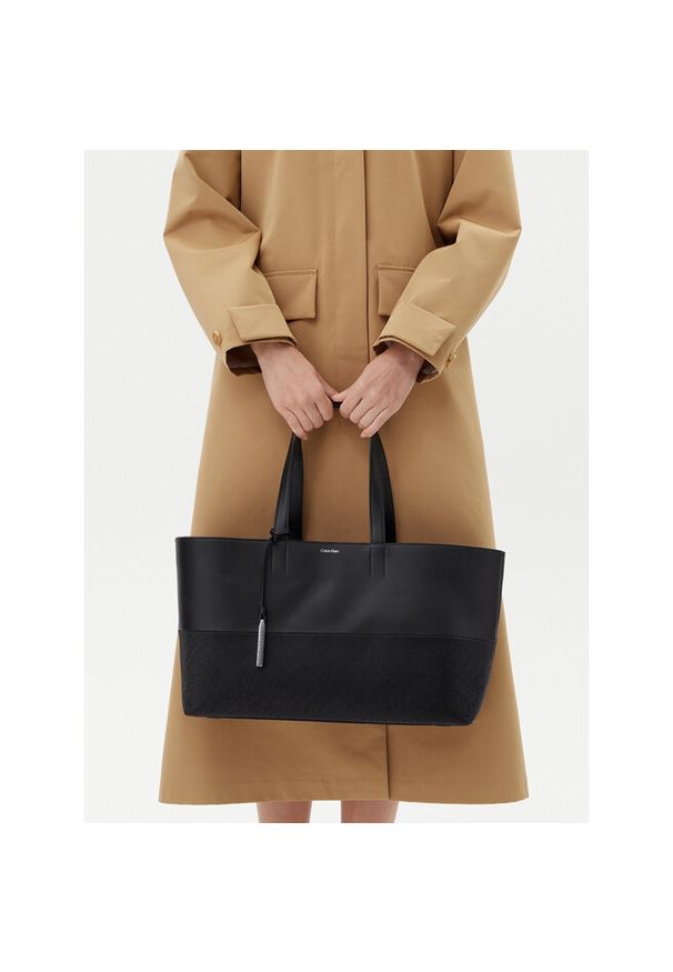 Torebka Calvin Klein. Kolor: czarny