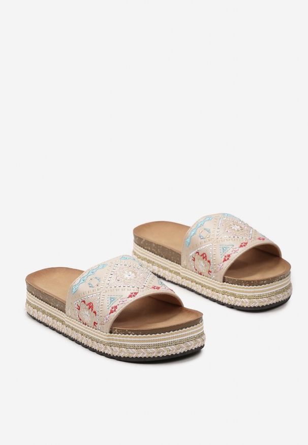 Renee - Beżowe Klapki Boho na Niskiej Platformie Ozdobione Plecionką i Cyrkoniami Giratsa. Kolor: beżowy. Materiał: jeans. Wzór: aplikacja. Sezon: lato. Obcas: na platformie. Styl: boho