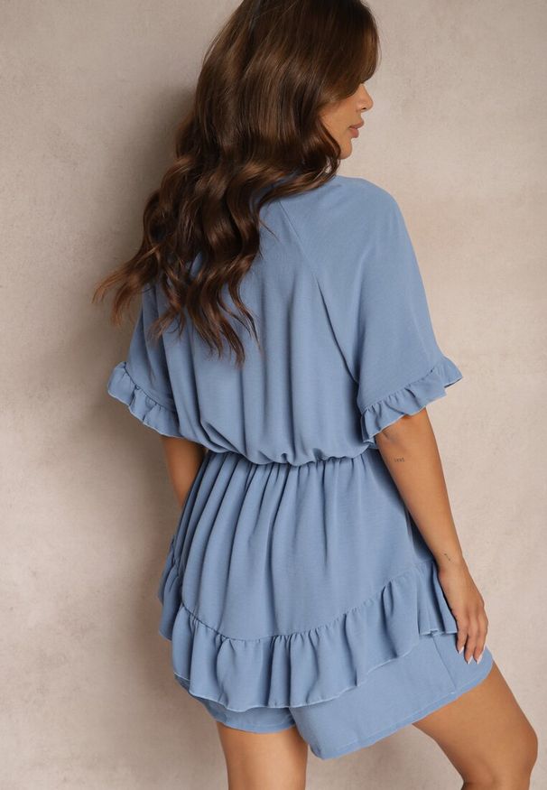 Renee - Niebieski Kombinezon o Taliowanym Kroju z Falbanką przy Rękawach i Gumką w Pasie Nansili. Okazja: na co dzień. Kolor: niebieski. Długość: długie. Styl: casual
