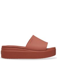 Klapki Crocs Brooklyn Slide 208728-2DT - brązowe. Kolor: brązowy. Materiał: materiał. Sezon: lato. Obcas: na platformie