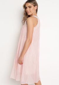 Born2be - Różowa Wieczorowa Sukienka Trapezowa bez Rękawów Ozdobiona Perełkami Gemalia. Okazja: na co dzień. Kolor: różowy. Materiał: jeans. Długość rękawa: bez rękawów. Wzór: aplikacja. Typ sukienki: trapezowe. Styl: wizytowy #3