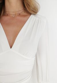 Born2be - Biała Sukienka Hippeope. Typ kołnierza: dekolt w serek. Kolor: biały. Materiał: wiskoza, dzianina. Długość: mini #2