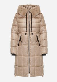 Born2be - Ciemnobeżowa Pikowana Kurtka z Kapturem z Futerkiem z Możliwością Odpięcia Ściągana w Talii Ravanna. Okazja: na co dzień. Typ kołnierza: kaptur. Kolor: beżowy. Materiał: futro. Styl: casual, elegancki #4