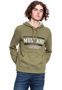 Mustang - MUSTANG BLUZA Bennet H Logo BURNT OLIVE 1008008 6358. Typ kołnierza: kaptur